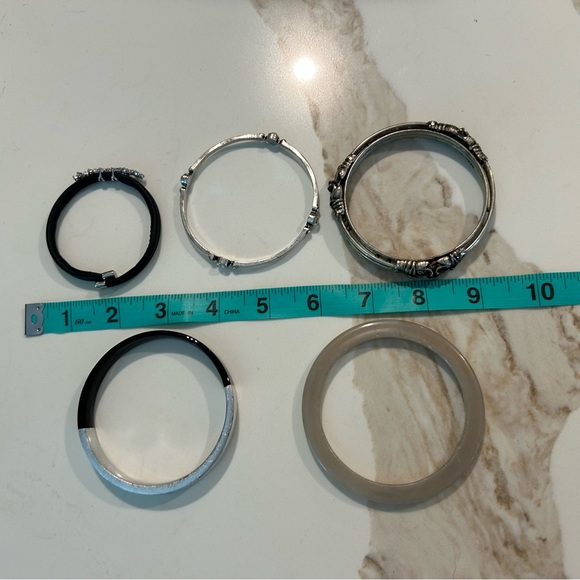 Lot of 5 Bracelets in Black and Silver tones - Picture 7 of 7